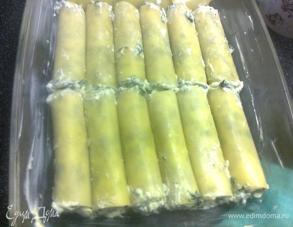 Наполняем трубочки начинкой (я это делала кофейной ложечкой, так удобней) и выкладываем в форму,предварительно смазав ее маслом.