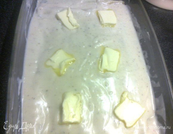 Заливаем бешамелем и выкладываем сверху 5-6 пластинок сл.масла,(в идеале ложим наверх еще 3-4 листика свежего шалфея,но я его не положила,не люблю)