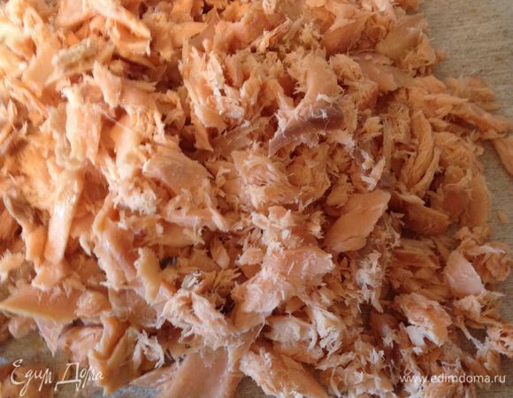 Размельчить рыбу горячего копчения. Можно руками