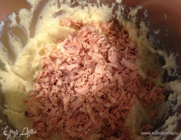 Сварить картофель, за 5 мин. до конца варки положить зубчик чеснока. слить воду, добавить сливочное масло, соль, перец, размять. Добавить 2 куриных яйца. Снова размять. Добавить размельченную рыбу. Перемешать. Остудить.