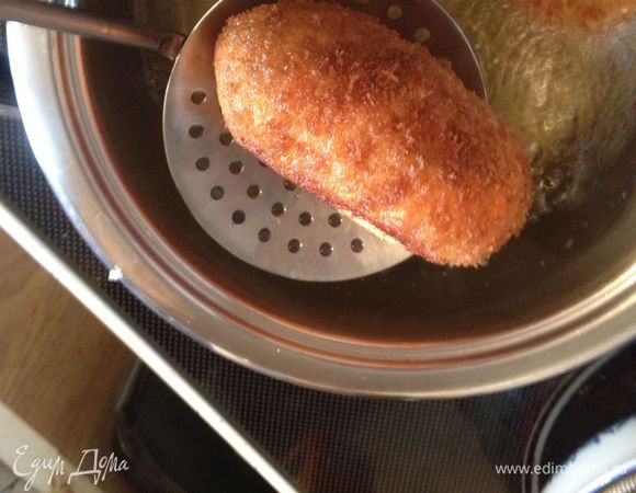 Разогреть подсолнечное масло. Получившееся яйцо в шубке обмакнуть в куриное яйцо, обвалять в сухарях, обжарить до золотистого цвета. Кладем на салфетку, чтобы стекло лишнее масло