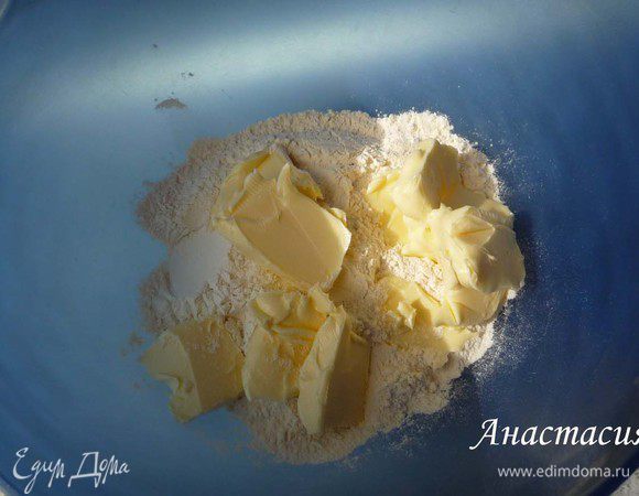 Перемешать муку с разрыхлителем и ванильным сахаром, добавить мягкое масло и все хорошо замесить.