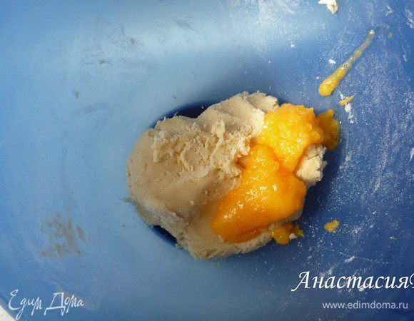 Добавить желтки с сахаром к тесту. Перемешать.