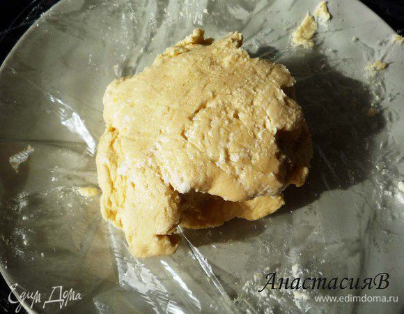 Затем добавить к тесту взбитые белки, осторожно перемешать. Тесто получается некрутое, немного липкое.