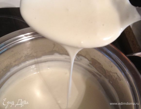 В муку выливаем сливки, солим, перчим, тщательно перемешиваем, кипятим 2-3 мин. 