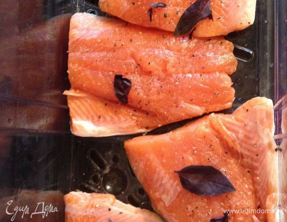 Филе рыбы укладываем в пароварку, солим, перчим, сверху кладем по 2 листика базилика. Если нет свежего, можно посыпать сухим. Готовим 15 мин.