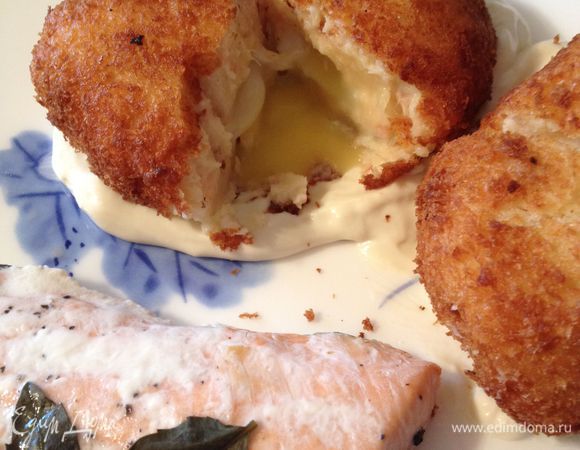 Сборка. На тарелку налить соус, Сверху положить яйцо в шубке, рядом - пареную рыбку. Отдельно подать соус, салат. Приятного аппетита!!!
P.S. На фото плохо видно, как желток вытек, т.к. у нас желток совсем бледный(( не хватает птичкам солнца и свежей травки((