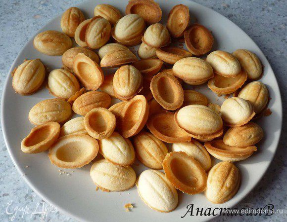 Осторожно достаем. Обрезаем лишние края. Эти обрезки не выкидываем, а добавляем в начинку.