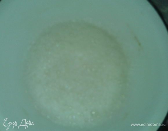 охлаждённые белки взбить в пену и добавить в тесто