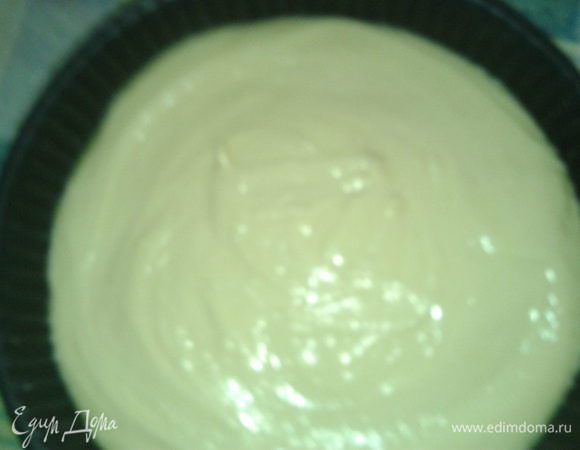 тесто выложить в форму,смазанную маслом,/тесто будет похоже на густую сметану,муку не добавлять.../