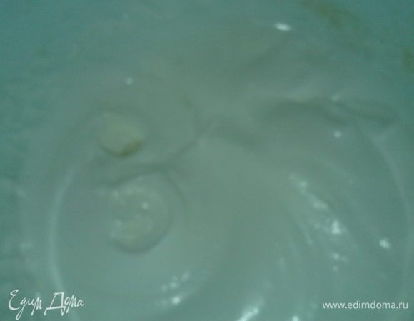 для начинки взбить до крутой пены охлаждённые белки с сахаром