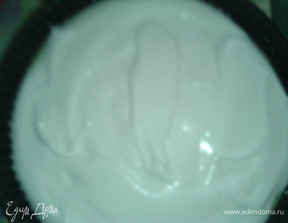 выложить взбитые белки поверх теста 