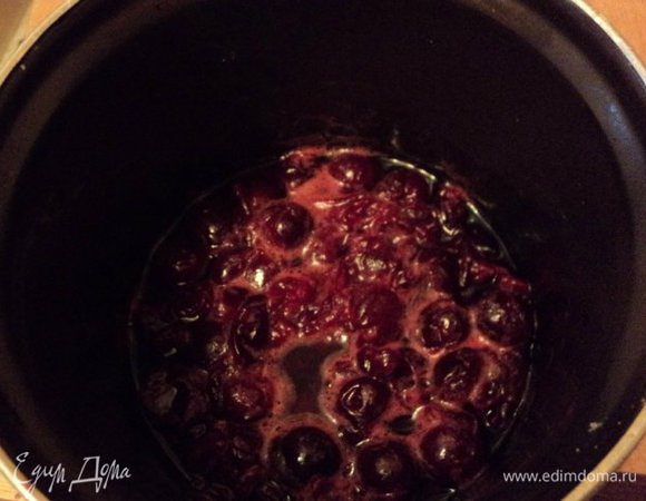 Приготовим фруктовое пюре: 100 гр вишни-черешни (или вишни) очистить от косточек, залить 50 гр воды, кипятить 3-5 мин.