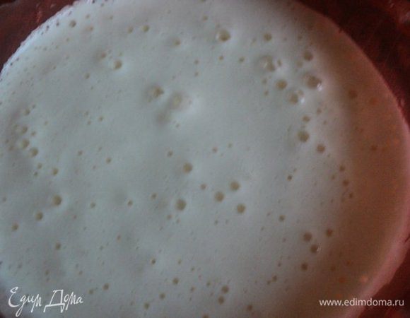 Яйца взбивать миксером 5 мин, затем не переставая взбивать, добавить сахар, ванильный сахар, растительное масло, кефир, уксус, соль.