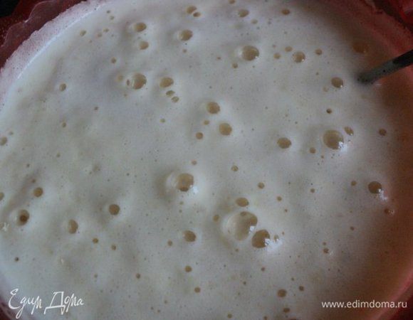 Затем постепенно добавить муку, смешанную с разрыхлителем, размешивая ложкой методом складывания. В конце добавить пюре из вишни черешни.