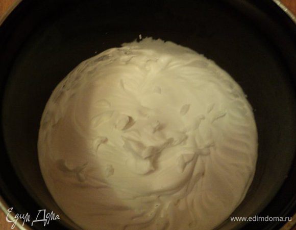 Охлажденные сливки взбить с сахарной пудрой до устойчивых пиков.