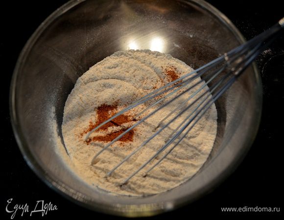 Разогреть духовку до 210гр.
Застелим противни бумагой для выпечки  или просто смажем маслом.
Смешаем муку, разрыхлитель,сахар, соль,винный камень,кайен.перец.