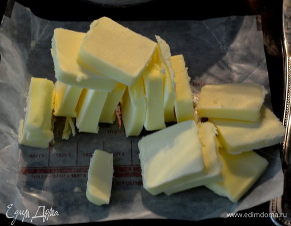 Разрежем на кусочки слив.масло.