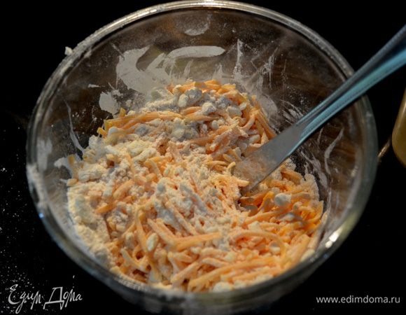 Добавляем порезанное масло в размешанную муку и пальчиками размешиваем,сминаем до крошки. Добавим наш чеддар и перемешаем. Затем молоко и перемешаем,но не сильно мешать,чтоб сыр был в тесте ,не растворяясь в нем.