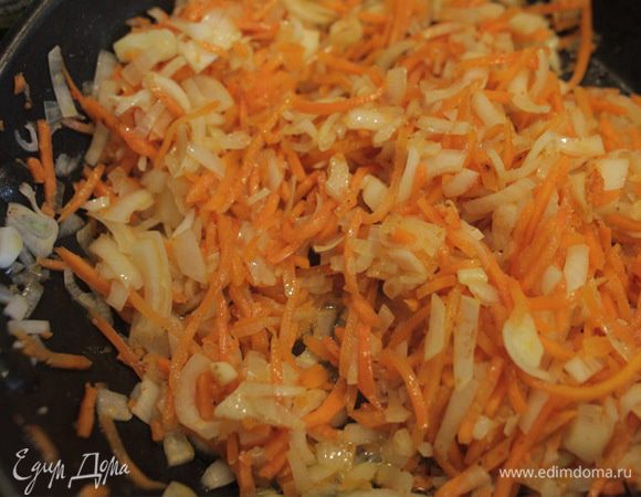 Нарезанные овощи положите в предварительно разогретую сковороду с растительным маслом. Помешивая, обжарьте на сильном огне 1 минуту.