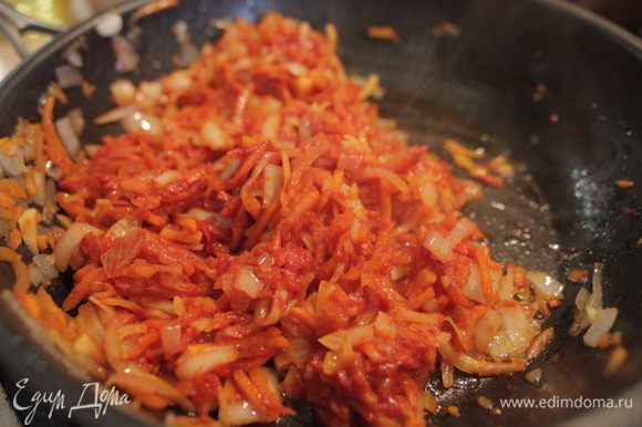 Убавьте огонь, добавьте томатную пасту, щепотку красного перца и мелко нарубленный чеснок, тщательно перемешайте, накройте крышкой и тушите еще 5 минут.