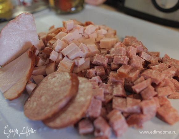 Кубиками нарежьте заготовленное для солянки мясо.