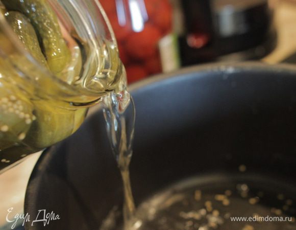 Рассол из-под огурцов слейте в кастрюлю, в которой будет вариться суп.