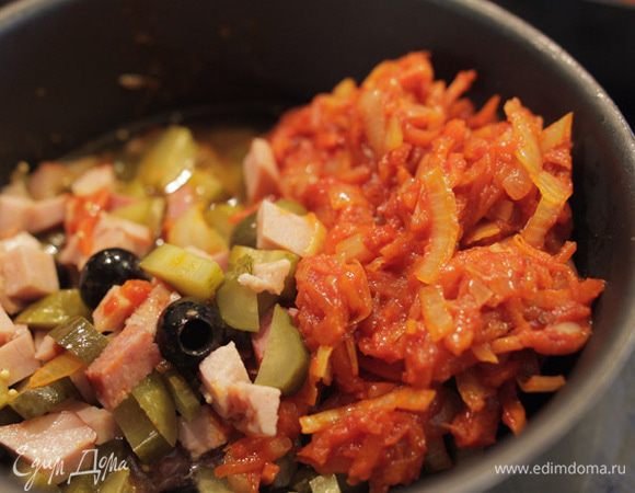 Положите все ингредиенты в кастрюлю с рассолом. Добавьте воды и перемешайте. Концентрацию солянки регулируйте по своему вкусу. Я люблю густые супы.