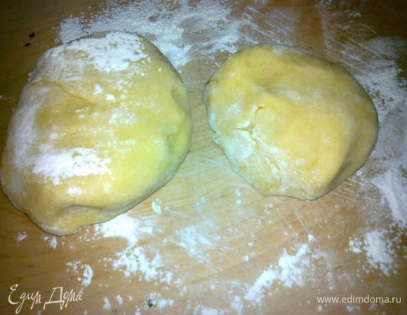 взять размягченное масло,желток и яйцо,сахар,соль и муку и замесить тесто,разделить тесто на 2 кусочка.