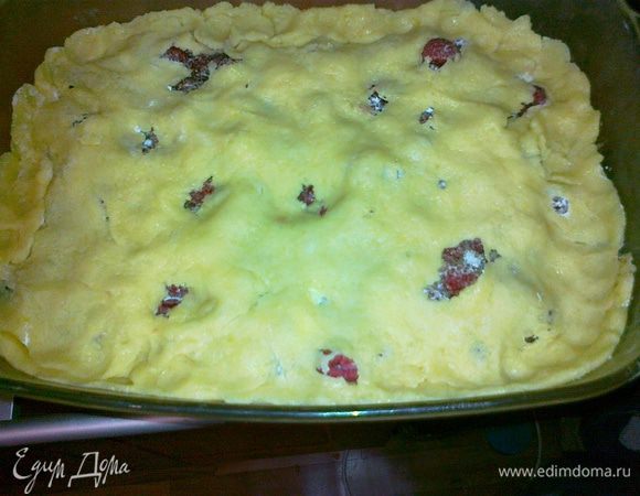 достать тесто,на дно формы выложить малину,посыпать ее сверху половиной корицы и половиной сахарной пудры,сверху накрыть вторым кусочком теста,разровнять,сделать небольшие дырочки,чтобы лишняя влага испарялась.