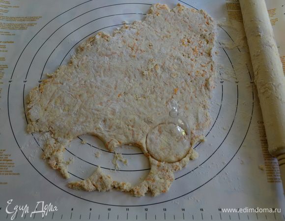 На стол припылить мукой и выложить наше тесто,раскатать не тонко,а лучше потолще,тогда булочки не будут как лепешки/как у меня/:о)И вырежим стаканчиком.