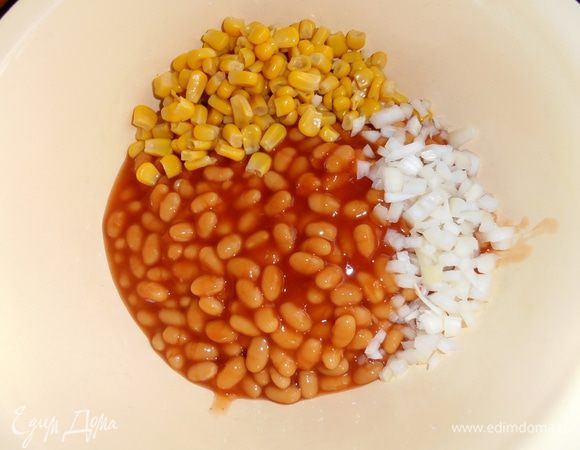 Лук мелко нарезаем и отправляем к кукурузе и фасоли(верхнюю жидкость с неё слить)