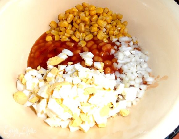 Добавляем порубленные яйца.