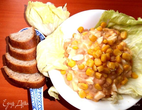 К салату прекрасно подойдёт кислосладкий хлебушек!Отличный перекус в жаркий летний день)))