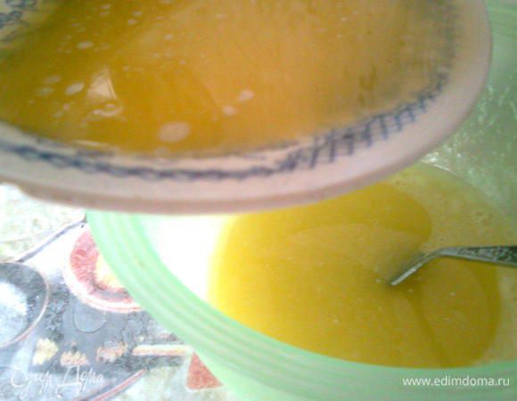 Молоко смешать с маслом, добавить, не выключая миксер, на низких оборотах.