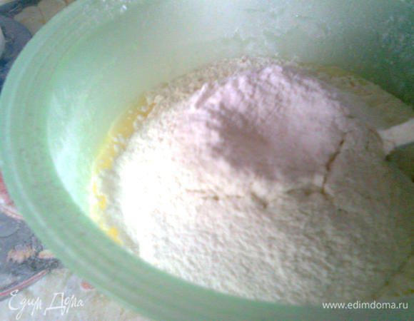 Муку смешать с солью, корицей и разрыхлителем и просеять в яично-масляную смесь. Добавить тертую цедру лимона.
Все взбить миксером на средней скорости 1 минуту, увеличить скорость и взбить еще 2 минуты. 