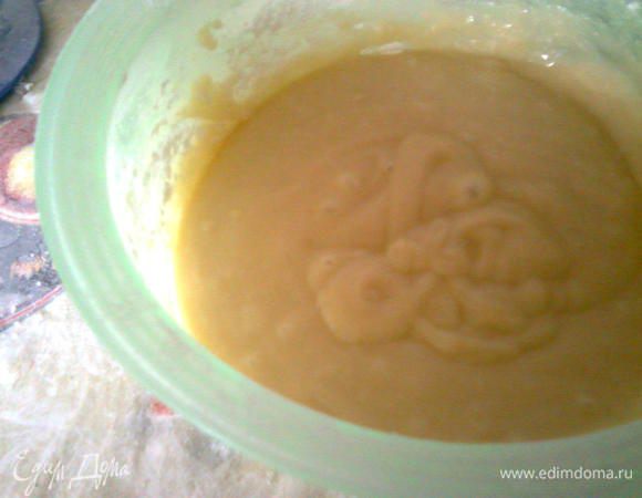 Накрыть пищевой пленкой и поставить тесто в холодильник МИНИМУМ на час. Лучше - больше. Холодное тесто, поставленное в горячую духовку, лучше и быстрее поднимется.
Духовку разогреть до 250*С.