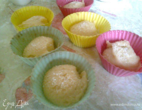 Тесто разложить по формочкам для маффинов,посыпать сверху сахаром и поставить в духовку, сразу снизить температуру до 220*С.Выпекать 12-15 минут.