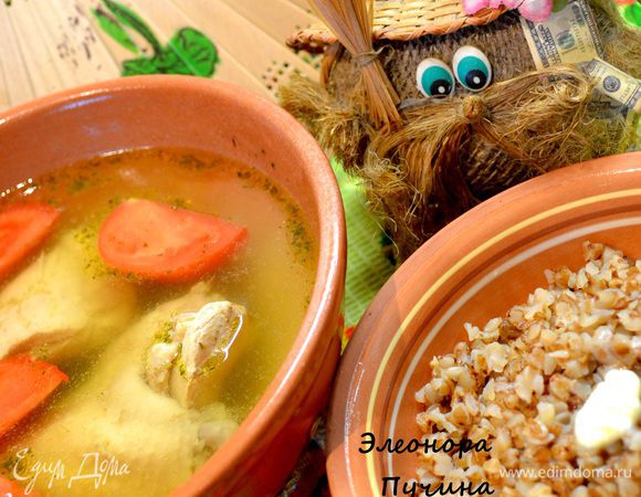 Отвариваем нарезанную курицу. За 5 минут до готовности добавляем измельченную зелень.