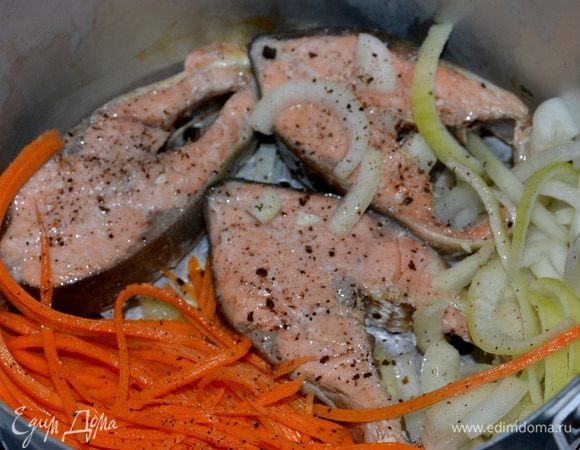 Горбушу ,лук,морковку - отвариваем на пару мин.20