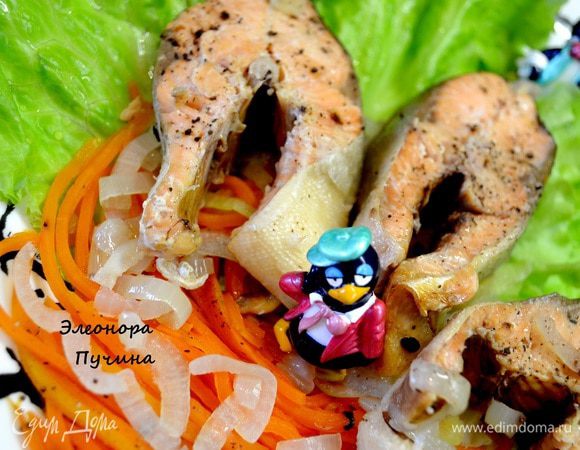 Посыпать при желании солью и молотым чёрным перцем.Подать на листьях салата.