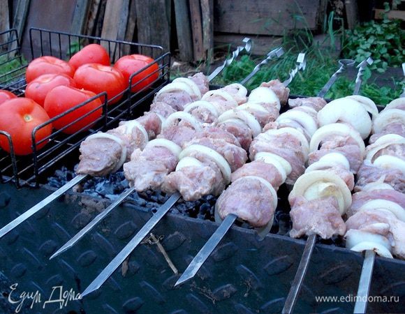 Кусочки свинины посыпаю приправой для шашлыка,добавляю лук кольцами,соль,оставляю на 2-ч.,затем добавить красное вино и оставить ещё на 1час...