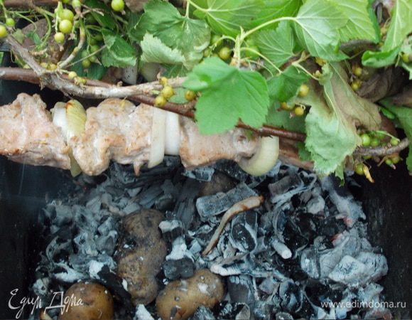 ,переворачиваем не снимая листву с мяса.У нас ещё и картошка в углях)