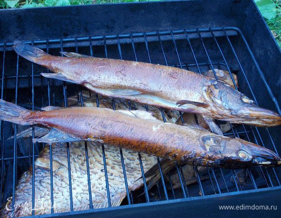 Лещ и щучки на ольховых веточках коптим.