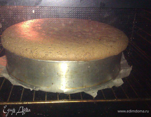 Белки отделить от желтков. В миске взбить половину сахара с желткам. Добавлять понемногу просеянную муку, разрыхлитель и сметану. Все перемешать лопаткой снизу вверх, только в одном направлении. В другой миске взбить белки до стоячей пены, добавить понемногу оставшуюся половину сахара. Смесь с мукой добавить в белковую смесь и мешать лопаткой до однородной массы. Тесто вылить в форму (дно застелить бумагой, края обмазать маслом или посыпать мукой). Выпекать 30-40 минут 180-200 гр.