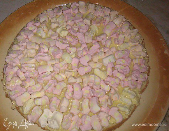 Масляный крем: хорошо взбить масло со сгущенкой.
Белковый крем: белки взбить до стоячей пены и понемногу добавлять сахарную пудру и сироп (можно без сиропа)
Достать из духовки готовый корж, дать ему остыть, затем достать из формы и разрезать на два коржа.
Смазать нижний корж масляным кремом, сверху выложить зефирки (т.к. они сильно липнут, я их резала ножницами :)))
