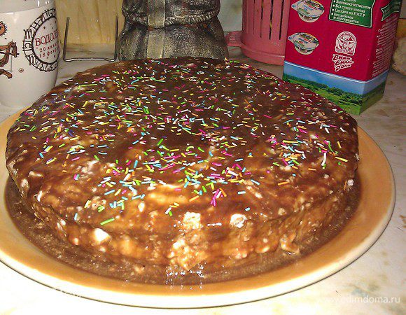 Сверху смазать масляным кремом. На крем выложить кусочки апельсина (предварительно мякоть апельсина отделить от пленки) и еще раз смазать масляным кремом.
Сверху накрыть вторым коржом. Помазать его белковым кремом. 
Приготовить глазурь. На водяной бане или а микроволновке растопить шоколад, добавить масло и молоко, все перемешать и вылить на торт. Сверху украсить посыпкой или как будет угодно.
