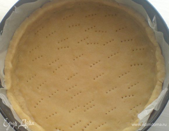 Смешать муку с сахаром,добавить масло и порубить ножом(можно натереть на терке. Перемешать до состояния сухарей. Ввести яйцо,желток. Вымесить. Тесто очень сговорчивое,месить его одно удовольствие! Завернуть в пленку или положить в пакет и отправить в холодильник на 30 минут. Я делала тесто заранее,оно спокойно пролежало в холодильнике 2 дня.