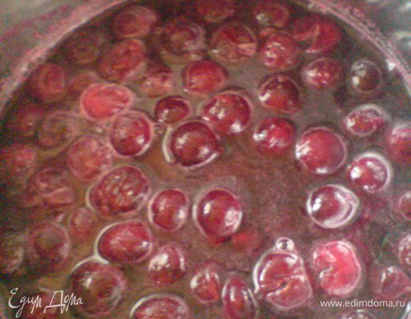 Желатин залить холодной водой(около 50 мл)на 15 мин. Вишню избавить от косточек и положить в небольшую кастрюльку или ковшик вместе с выделившимся соком. Всыпать сахар,поставить на небольшой огонь. Вишня должна закипеть. Отключить огонь и добавить к вишне замоченный желатин. Перемешивать,пока желатин не растворится,поставить охлаждаться до комнатной температуры. Для этого я взяла не очень большую миску и набрала в нее холодной воды. Внутрь поставила ковш. Потом сменила воду,и вишня была нужной температуры.