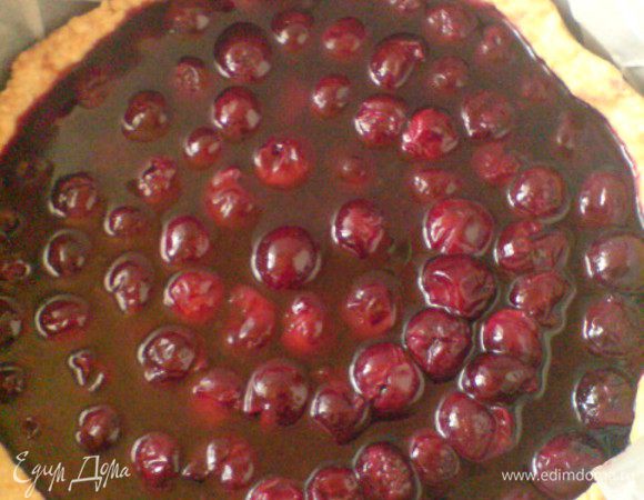 Также охладить выделившийся сок. Когда он начнет схватываться,но еще будет жидким,вылить его на корж и тут же отправить в холодильник до полного застывания.